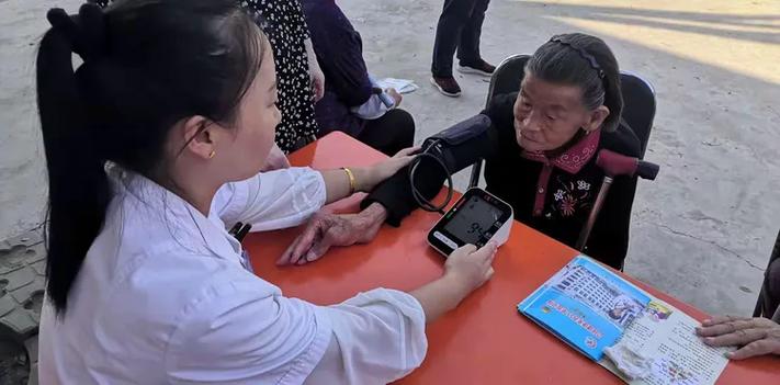 孝老爱亲筑温情，向上向善促健康——记“健康快乐夕阳红”健康教育咨询活动